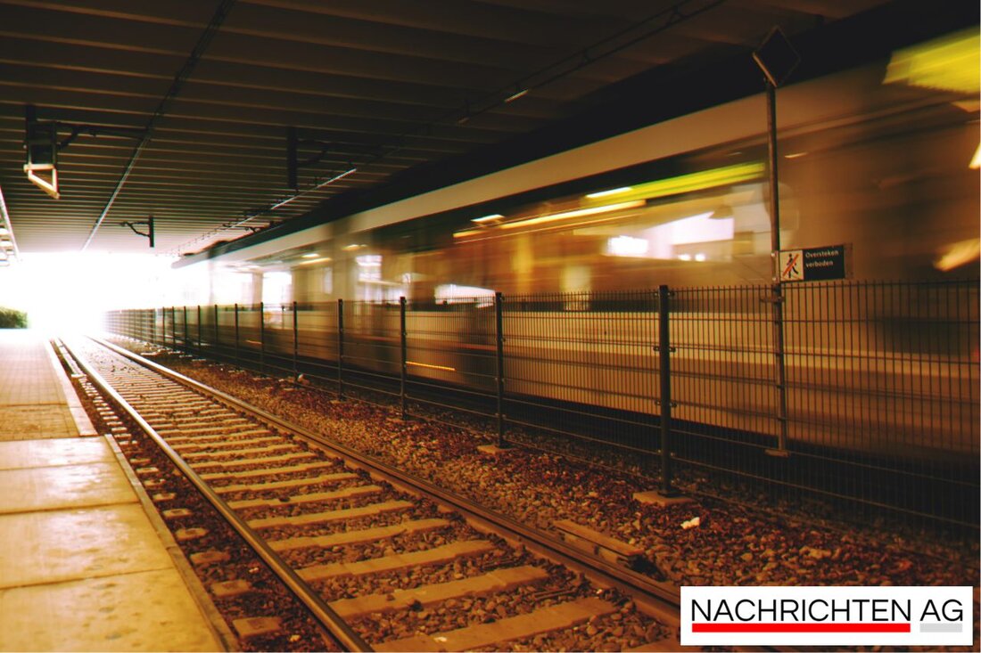 Ein 16-Jähriger wurde am Bahnhof Dresden-Neustadt mit Drogen und einem Butterflymesser erwischt; Ermittlungen eingeleitet.