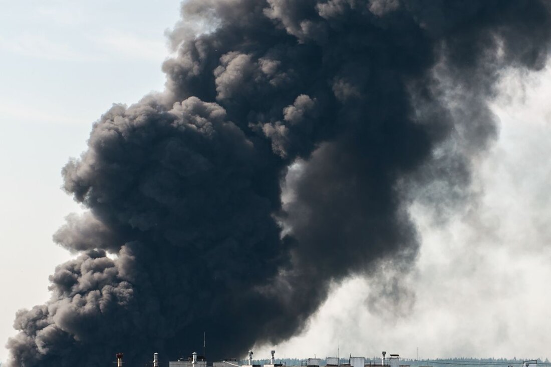 Großbrand in der ehemaligen Staatsoperette Dresden am 7. Juni 2025: Feuerwehr löscht, keine Verletzten. Ursache unklar.