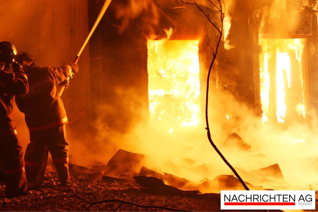 In der Leipziger Vorstadt brach ein Feuer in einem leerstehenden Bahnhofsgebäude aus; die Feuerwehr kämpft gegen den Brand.