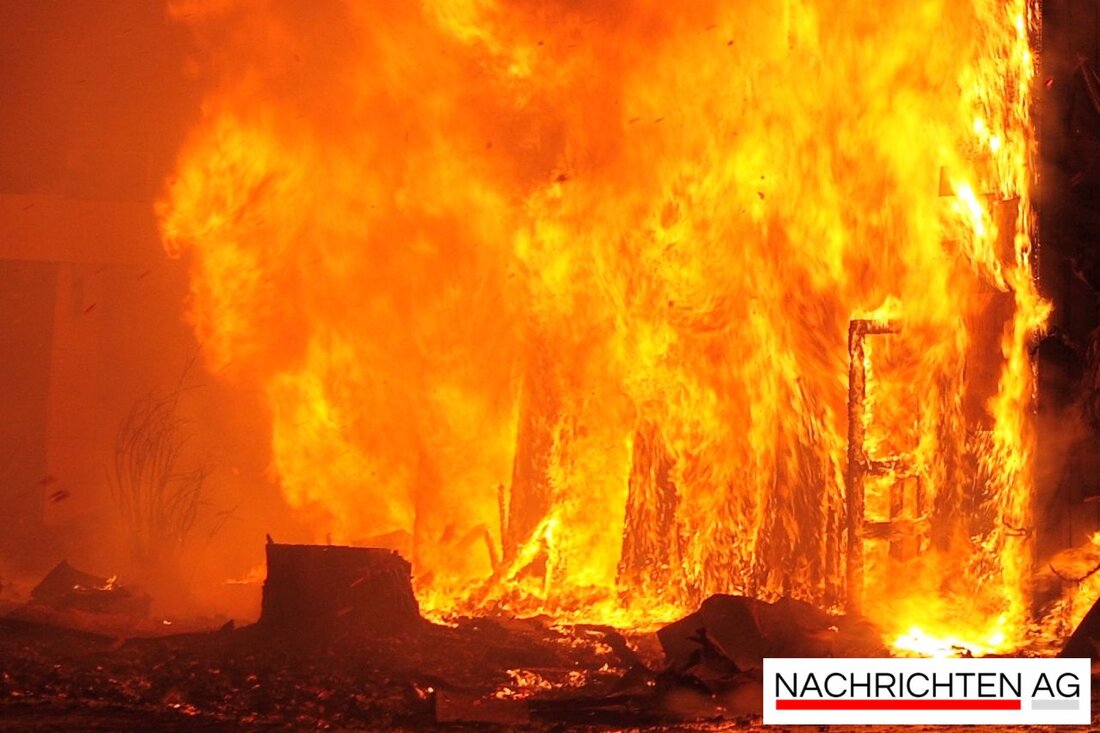 Großbrand in Dresden: Ehemalige Staatsoperette in Großzschachwitz steht in Flammen. Feuerwehr kämpft gegen starke Rauchentwicklung.