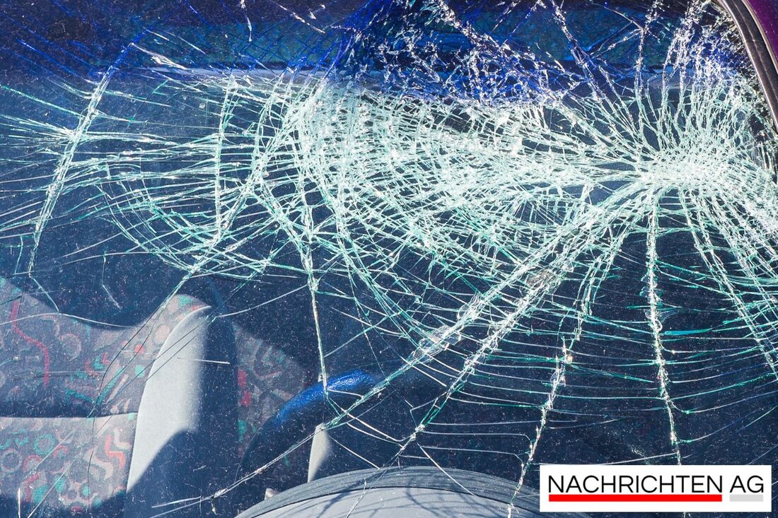 Ein schwerer Unfall auf der A13 bei Dresden: Toyota überschlägt sich, Fahrer verletzt. Feuerwehr löscht Fahrzeugbrand und Feldfeuer.