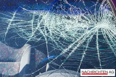 Schwerer Unfall auf A13: Toyota überschlägt sich und brennt aus!